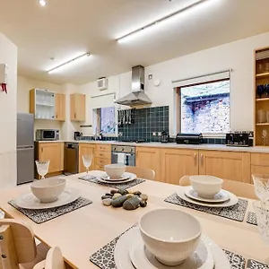Large Townhouse In Cc! 2 Free Parking Spaces Incl Holiday home Chester